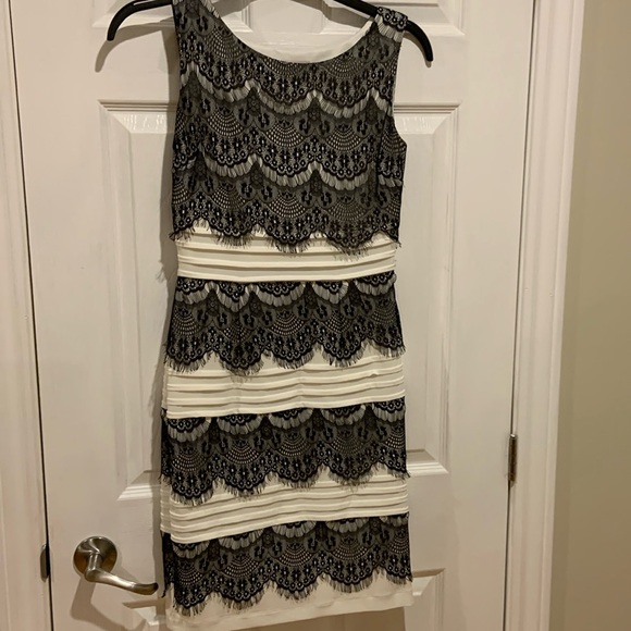Fully lined sleeveless dress. Great for wedding and party season. - Picture 1 of 3